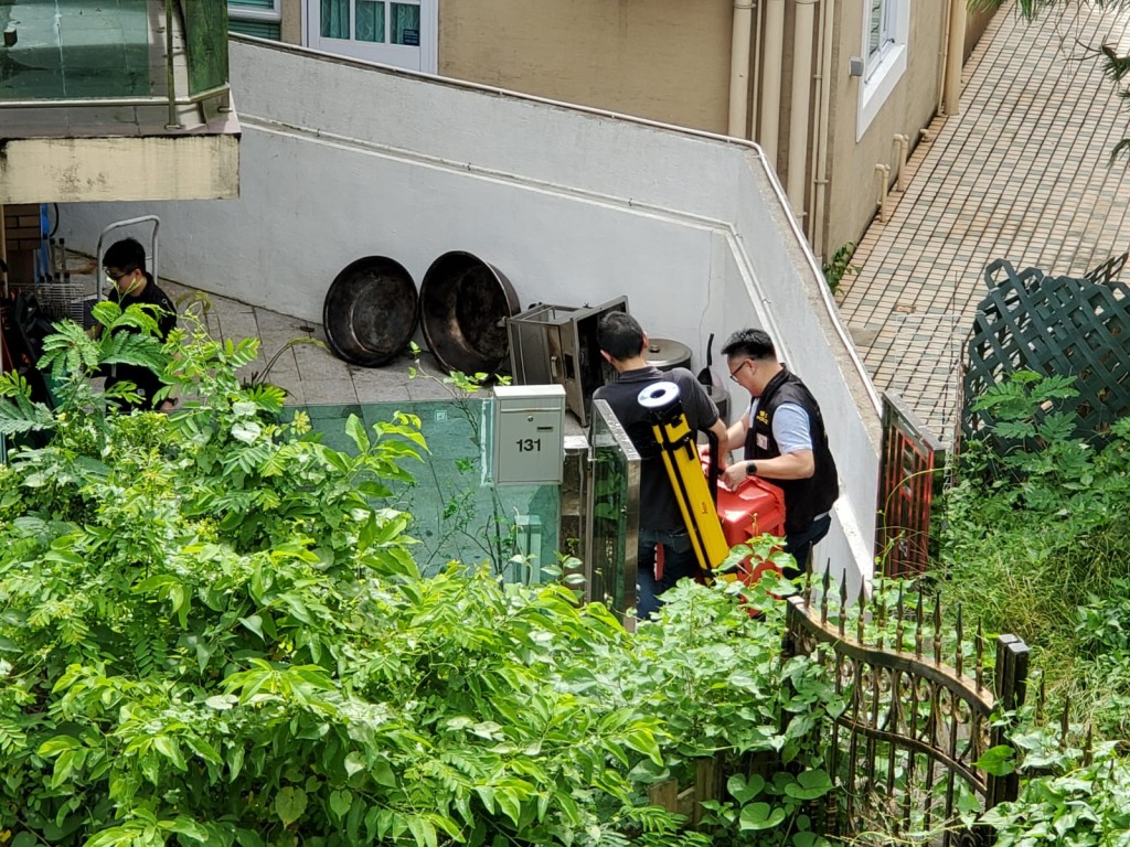 探員帶備儀器進入兇案現場搜證。
