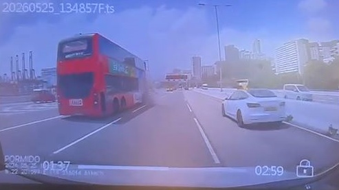 巴士直撞工程車。FB Yi Feng Zhun