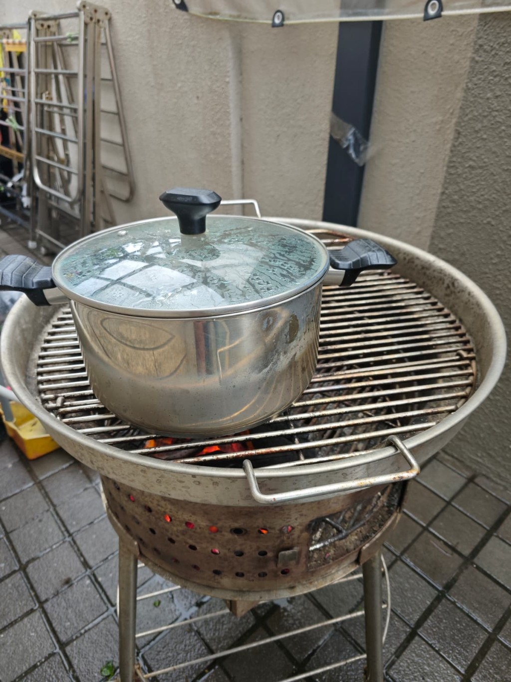 台风来袭家中停电，曹敏宝用碳煲水作煮食。
