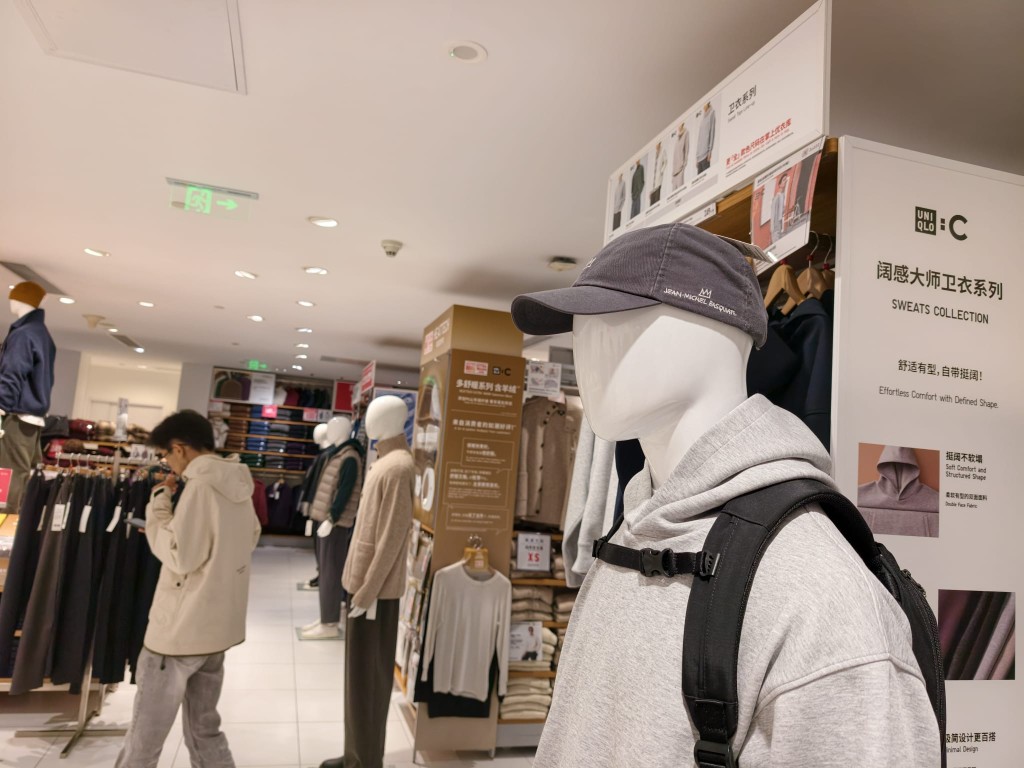 店内相关款式的衬衫、帽子、斜挎包。杨浚源摄 店内相关款式的衬衫、帽子、斜挎包。杨浚源摄