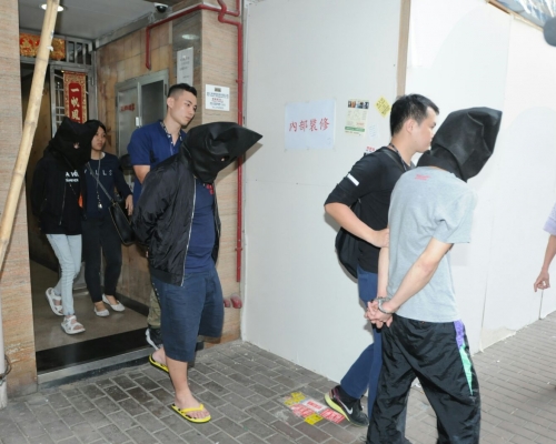 警方今在深水埗荔皮角道拘捕3名男女涉嫌販毒。