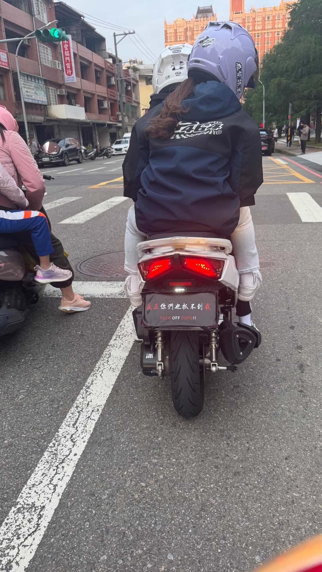 台灣有囂張鐵騎士用黑布冚車牌載女出街,引起關注。Facebook「爆料公社」 台灣有囂張鐵騎士用黑布冚車牌載女出街,引起關注。Facebook「爆料公社」