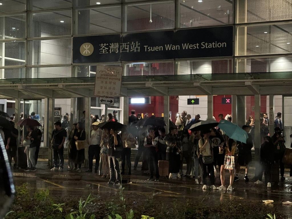 大批市民昨日（8日）夜晚于荃湾西站滞留。电台主持施骏兴FB图片