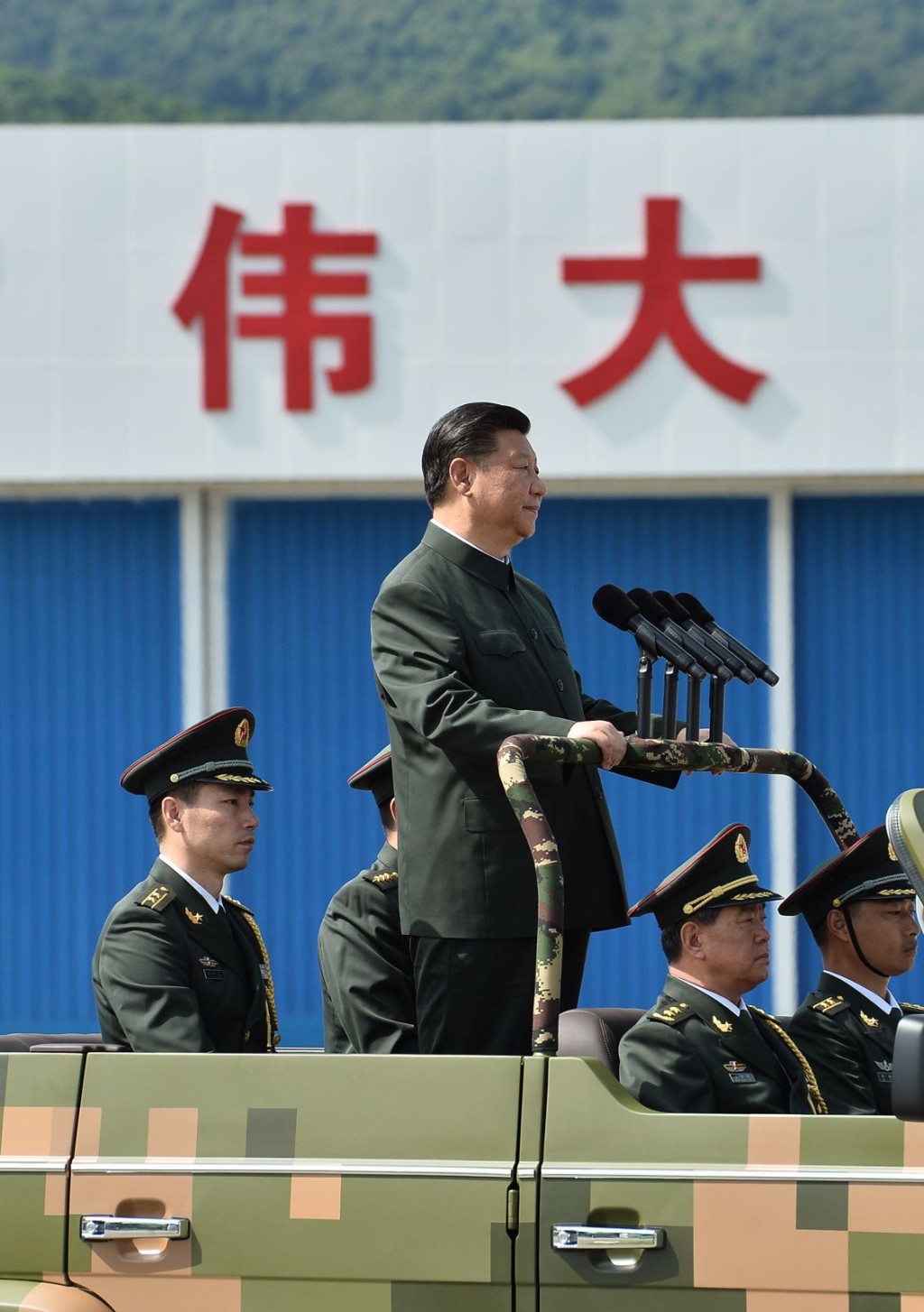 習近平向軍隊說「辛苦了」。