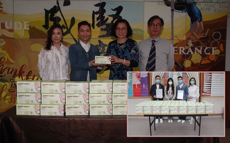 李博士夫婦送口罩到葵涌一間中學。另又同蔡博士送口罩到另一間中學。

