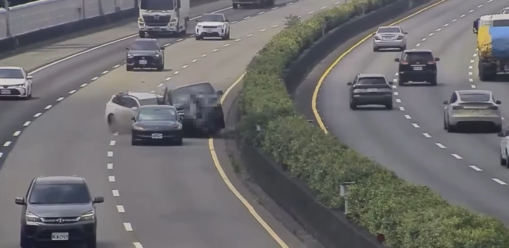 台灣苗栗公路監控系統周三(19日)拍下一宗慘烈車禍。 台灣苗栗公路監控系統周三(19日)拍下一宗慘烈車禍。
