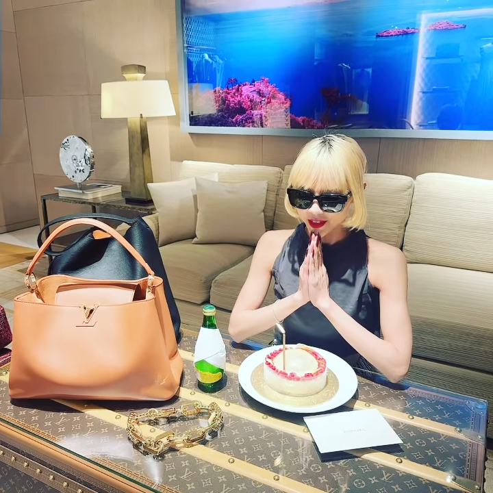 昨日（12日）方皓玟在IG发帖，分享获法国顶尖时尚品牌LV（Louis Vuitton）为她庆祝生日。