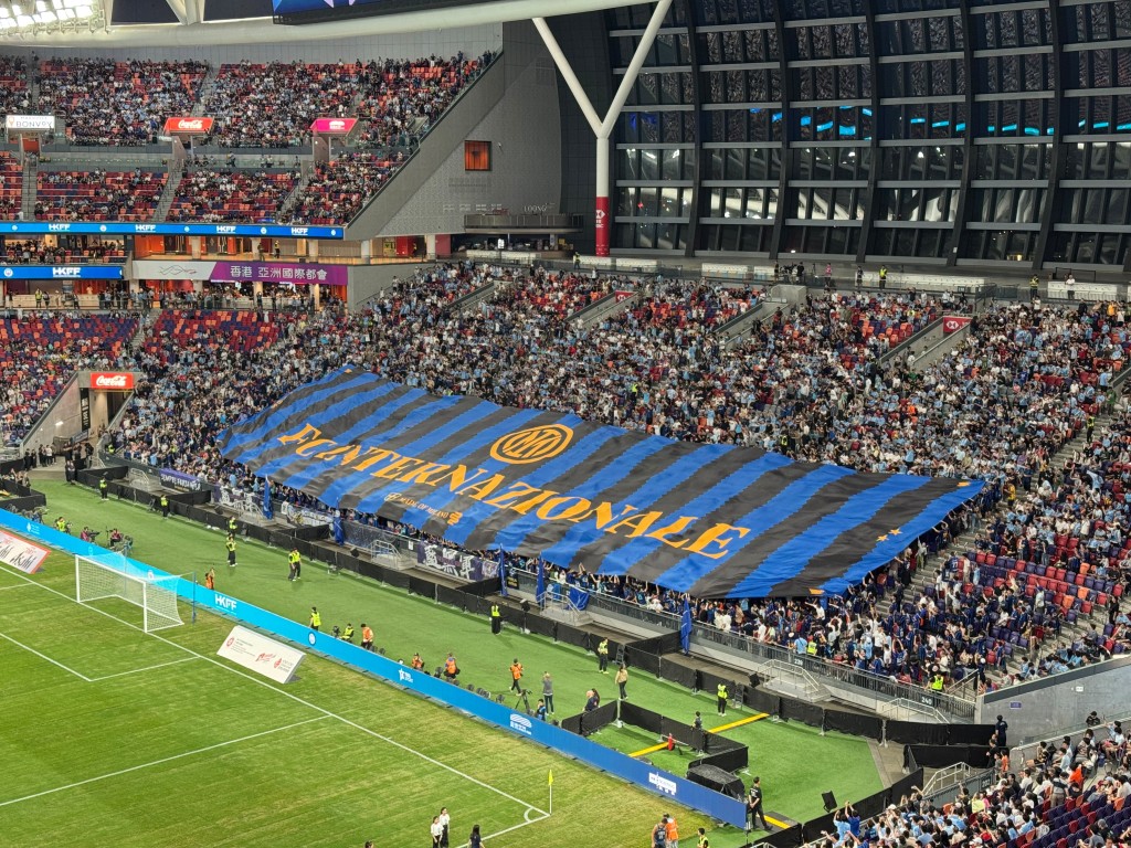 國米球迷在看台上拉起一面印有國米會徽的巨型旗幟(Tifo)。楊功煜攝 國米球迷在看台上拉起一面印有國米會徽的巨型旗幟(Tifo)。楊功煜攝