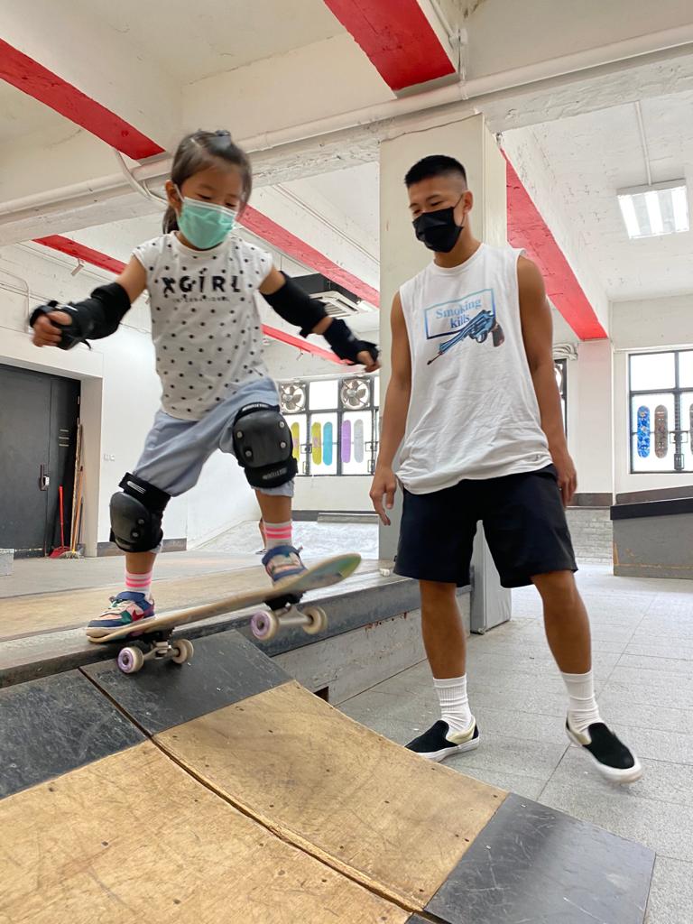 6歲起受家人影響接觸滑板,小時候的Kamus已展現出對這項運動的濃厚興趣。(圖片來源:受訪者提供) 6歲起受家人影響接觸滑板,小時候的Kamus已展現出對這項運動的濃厚興趣。(圖片來源:受訪者提供)