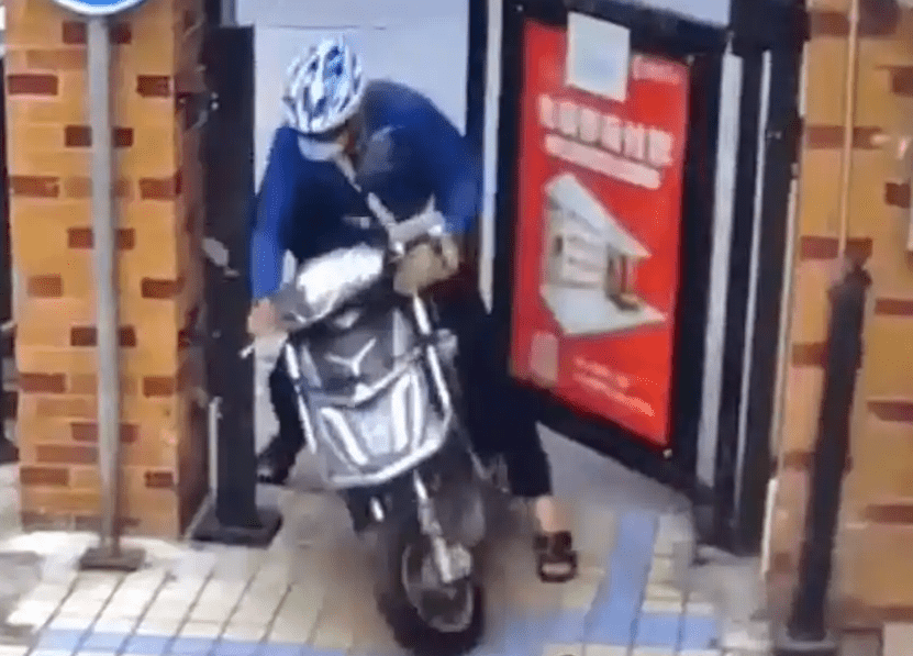 外賣員被小區的自動門撞車尾,失去平衡跌致十級傷殘。 外賣員被小區的自動門撞車尾,失去平衡跌致十級傷殘。