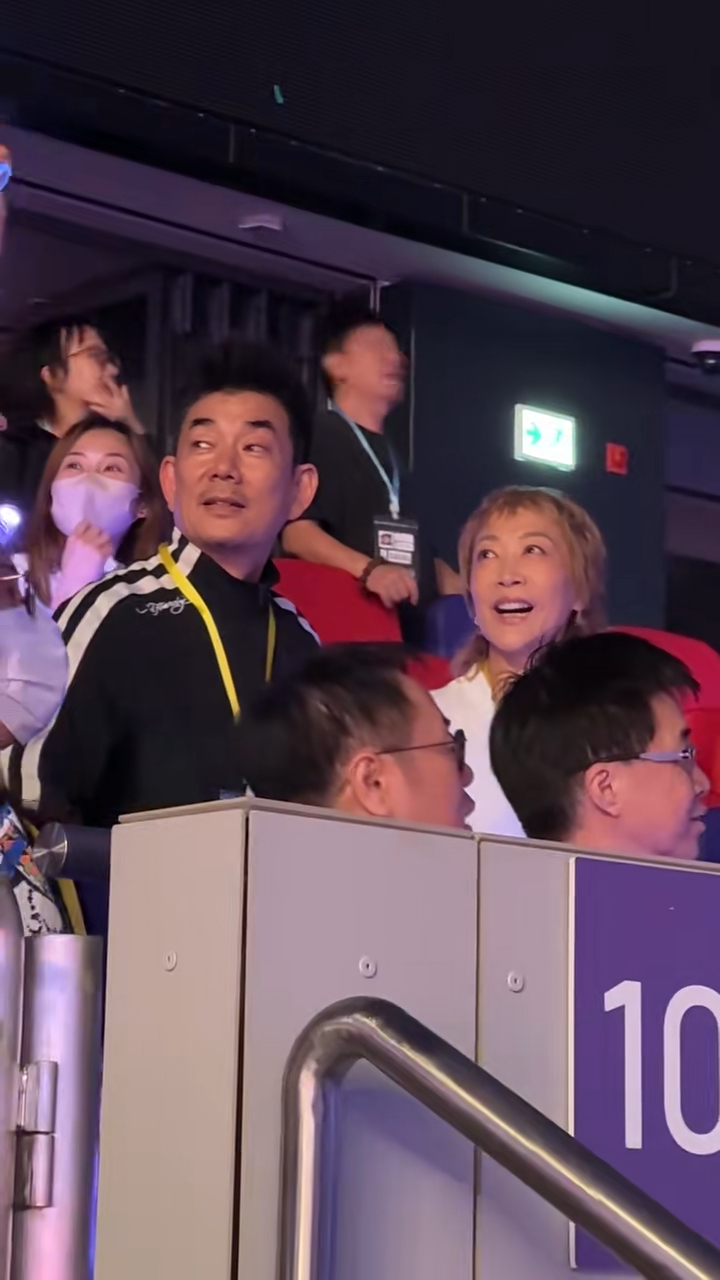 任賢齊老婆罕有地現身。 任賢齊老婆罕有地現身。