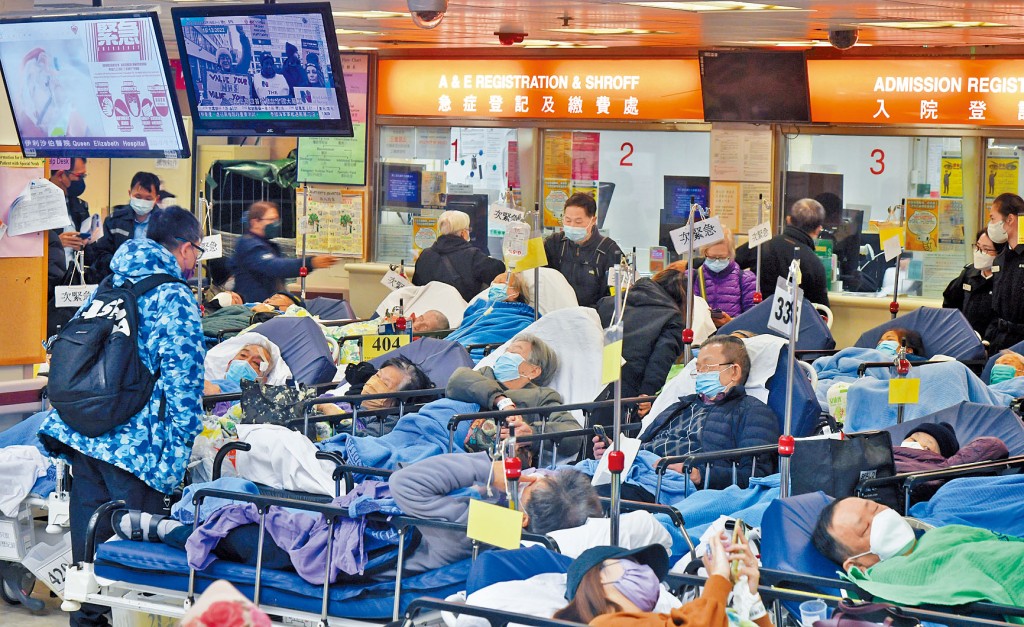 急症室壓力近日處於高位,眾多病人在大堂內等候。