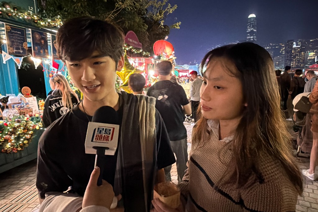 市民张先生与女朋友一起到西九圣诞小镇打卡。