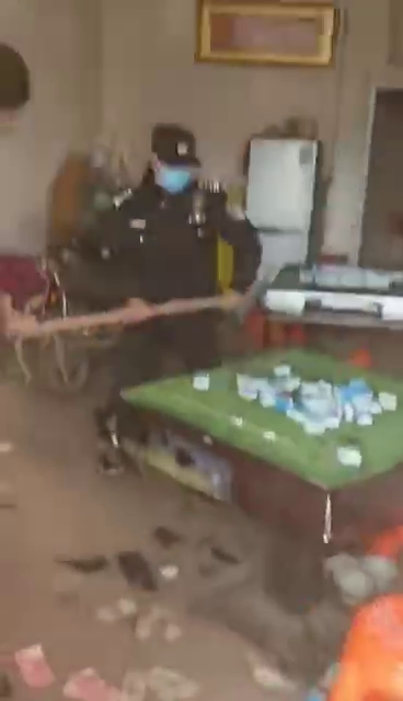 用鋤頭打爛兩張自動麻雀枱。(網圖) 