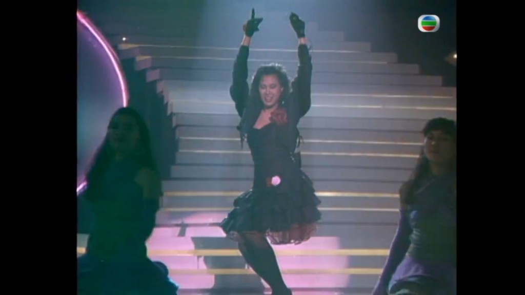 梁詠琳參加第七屆新秀歌唱大賽入行。