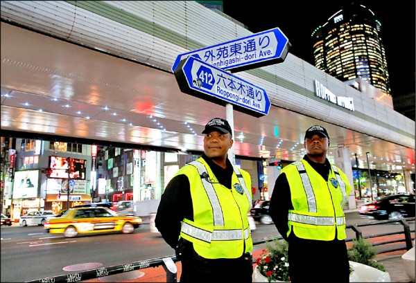 有外籍劳工在东京担任保安工作。路透社