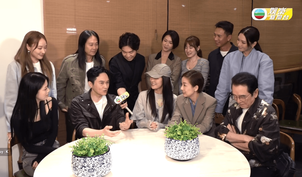 《璀璨之城》一班演員一齊睇劇集。