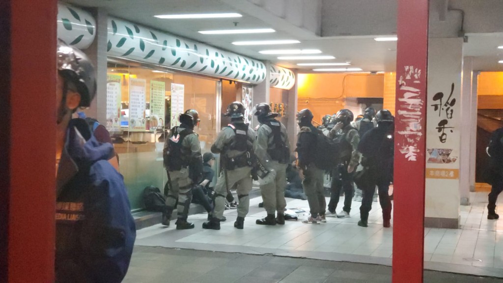 警察拘捕多名黑衣示威者。