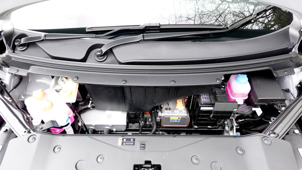 廣汽埃安AION Y Plus打開車頭蓋看到馬達及電能系統。