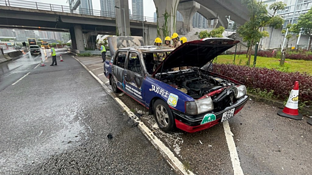 的士付之一炬。楊偉亨攝 的士付之一炬。楊偉亨攝