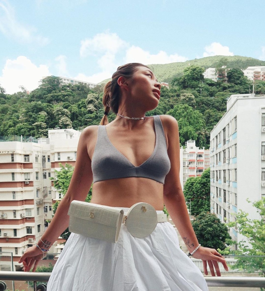 王曼喜晒穿搭照，但真空上阵的她疑似「飞钉」。