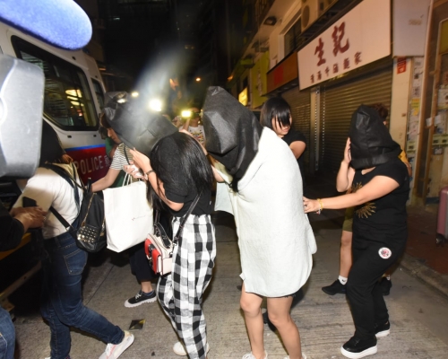 警方拘捕4名女子