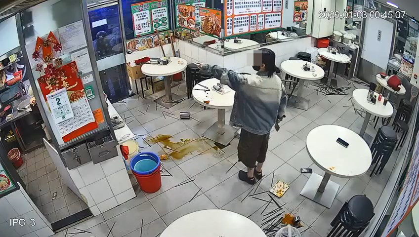 女子持刀與警對峙，不停大叫：「滾！」