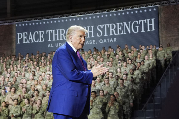 特朗普先前在卡塔爾烏代德空軍基地，向美軍喊話。美聯社