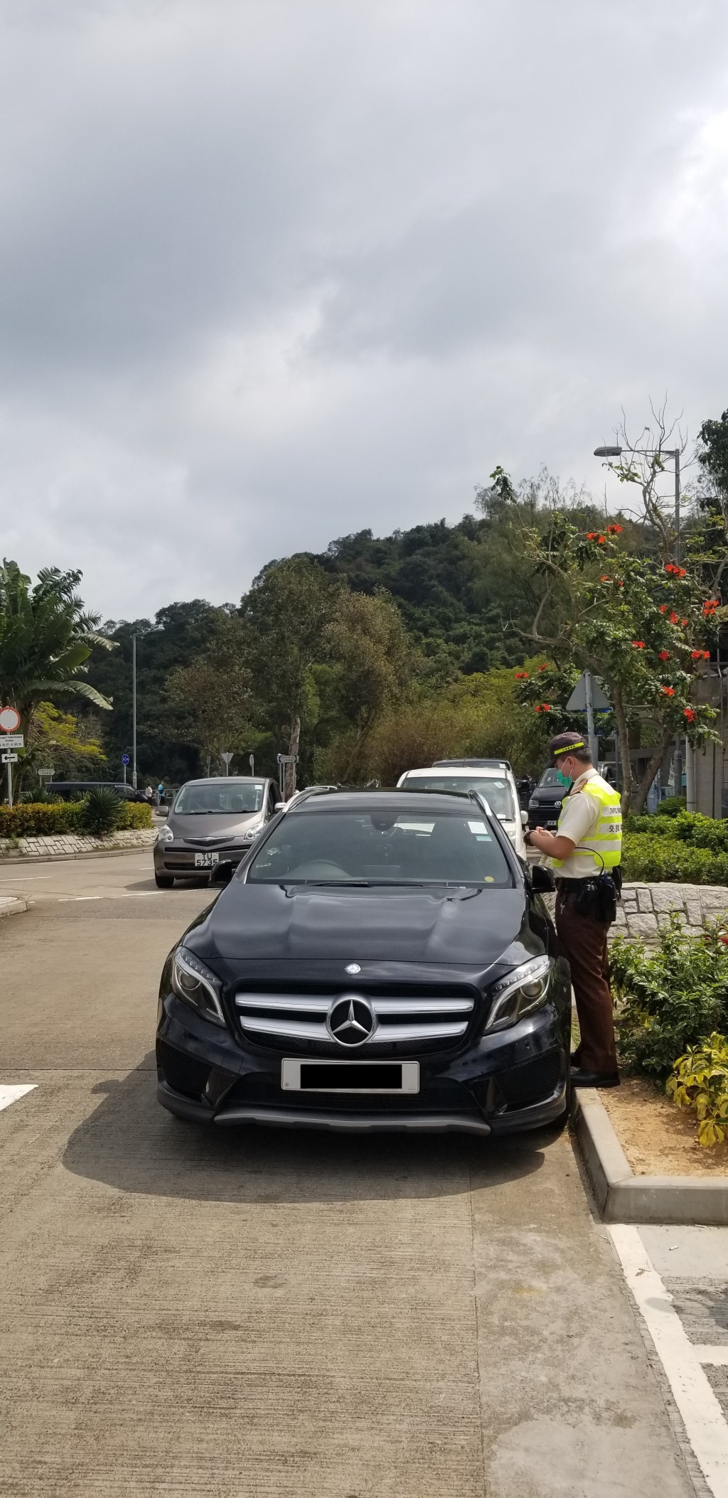 警方於大埔打擊違例泊車行動。 警方提供