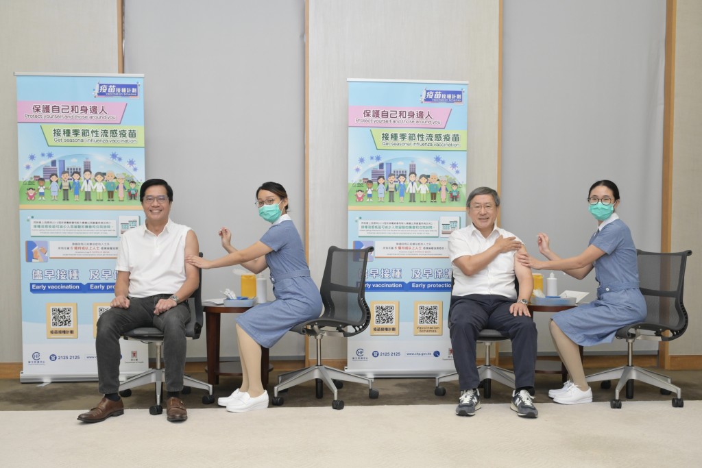 政务司副司长卓永兴（右二）和财政司副司长黄伟纶（左一）接种季节性流感疫苗。政府新闻处图片
