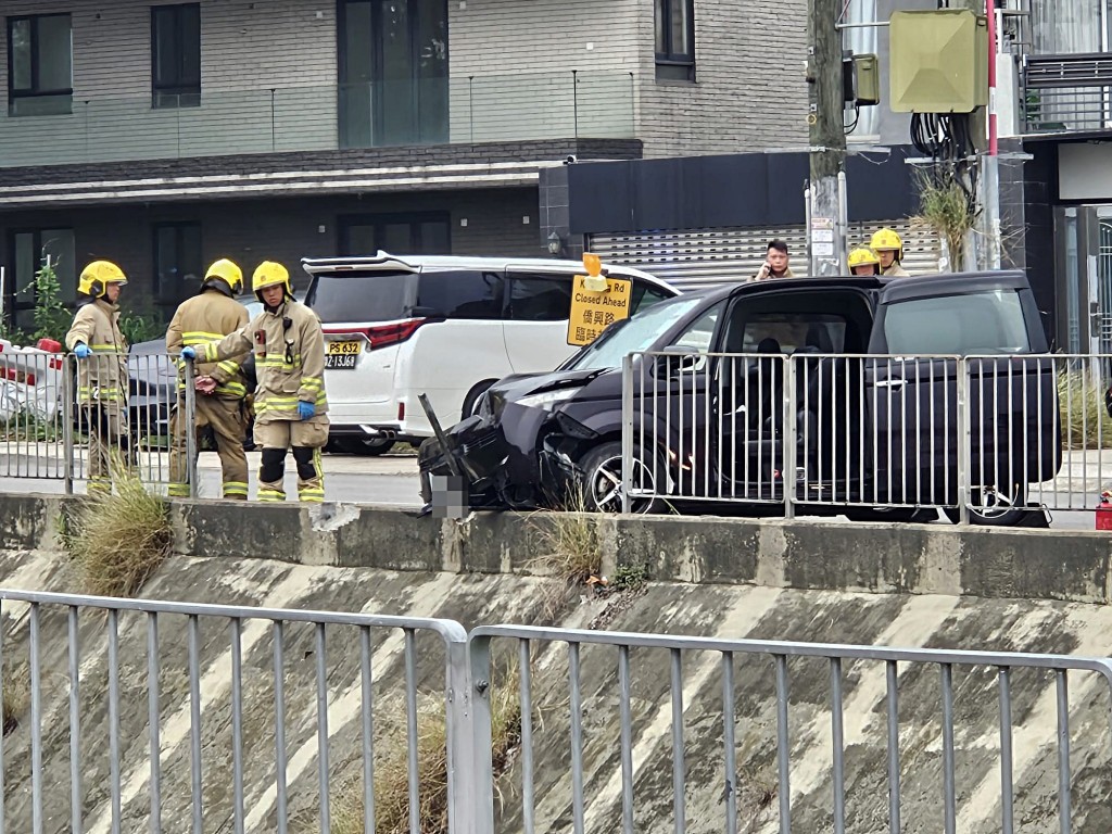 私家車險飛落坑渠。fb：元朗鄉約