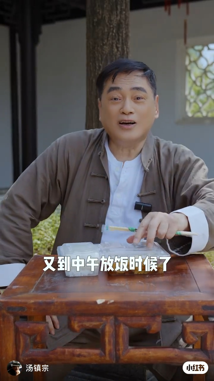 湯鎮宗近日在社交平台分享在內地開工,開心地吃劇組飯盒。 湯鎮宗近日在社交平台分享在內地開工,開心地吃劇組飯盒。