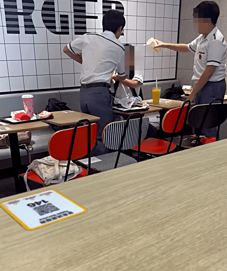 對面男生潑出飲料。fb：中港改車斗陰影片關注組