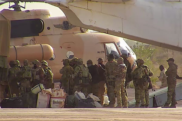 法軍提供的照片顯示，瓦格納僱傭兵在馬里北部登上一架直升機。美聯社