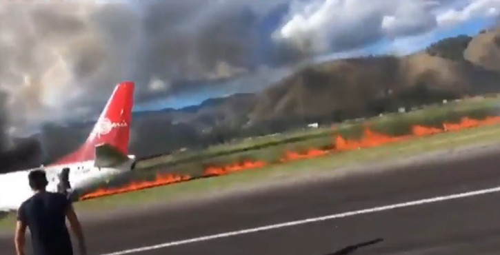 不時有黑色的濃煙升起。