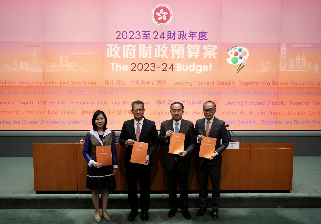 2023至24財政年度政府財政預算案記者會（左起：朱曼鈴、陳茂波、許正宇、梁永勝出席）。（蘇正謙攝）