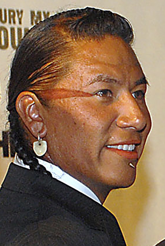 霍斯是美國原住民演員，因拍《與狼共舞》扮演年輕的蘇族部落成員「Smiles a Lot」而成名。AP