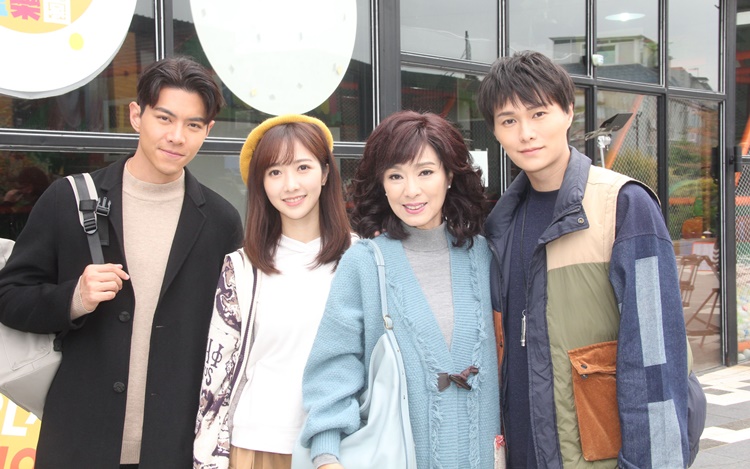 与罗天宇（左一）传绯闻的何依婷，自言不爱靓仔。