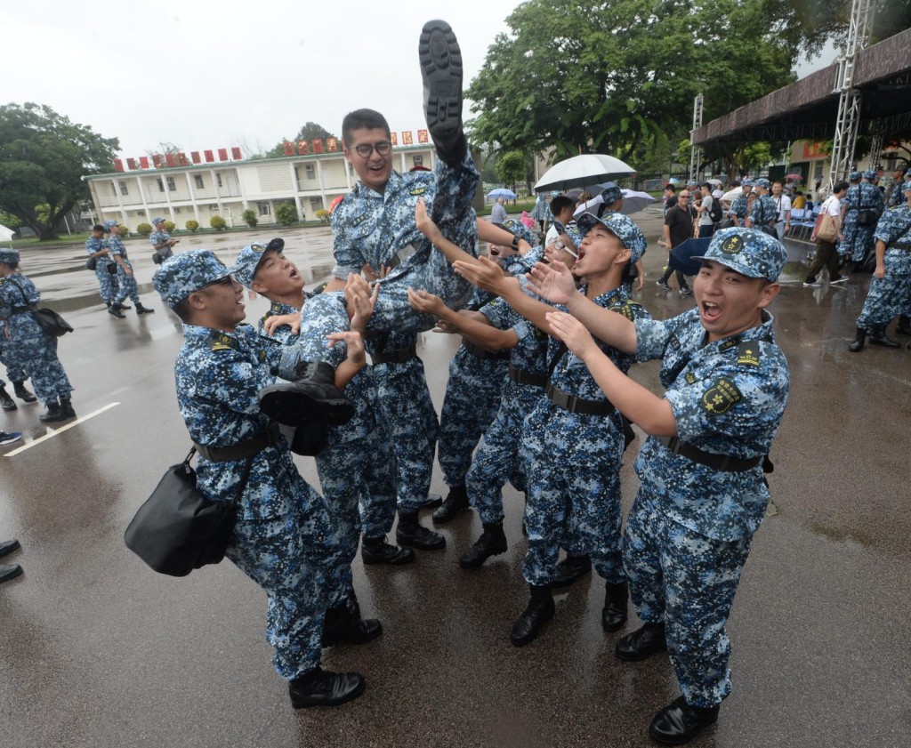 第八屆香港大學生軍事生活體驗營舉行結業禮。