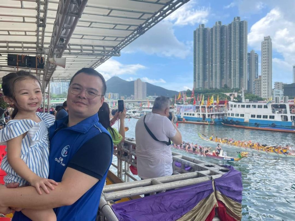 蕭煒忠與女兒龍舟前留倩影。