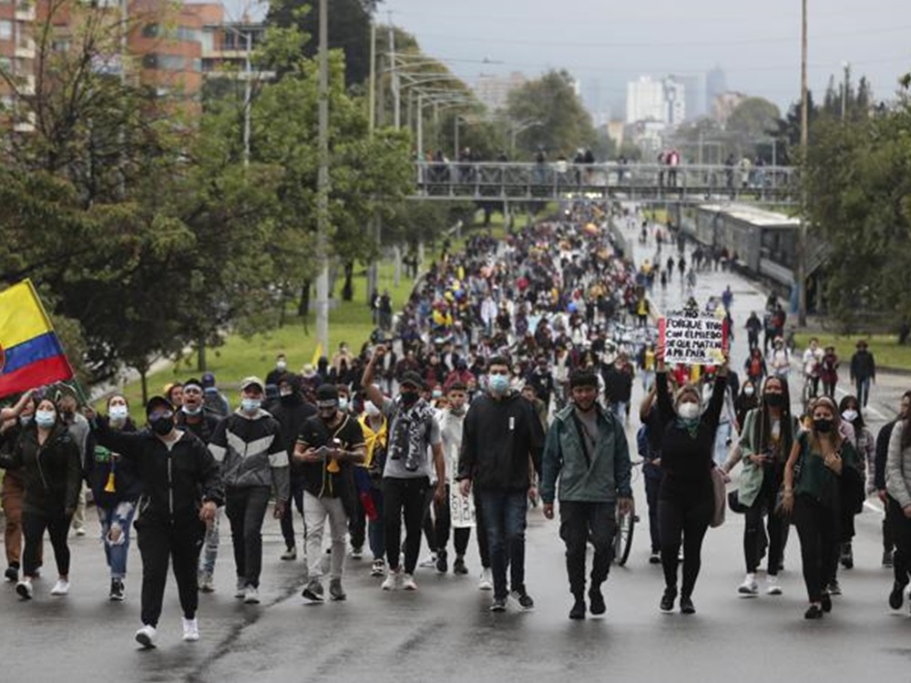 當地民眾反對政府提出的稅務改革建議而引發連續5天抗議示威和騷亂。AP圖片