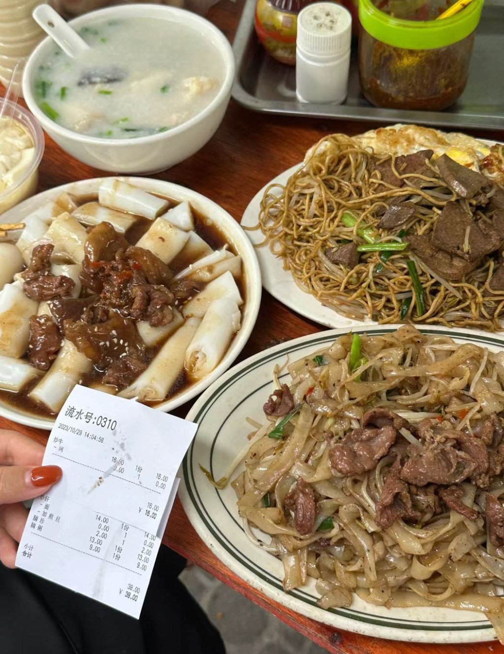 广州平价美食2023｜3. 多喜小食店美食很大碟，每碟十多元。 (图片来源：小红书@美丽桃桃冰)