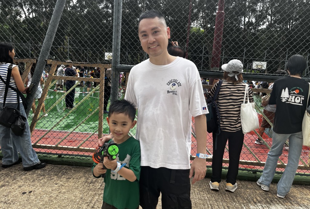林先生和6岁儿子。