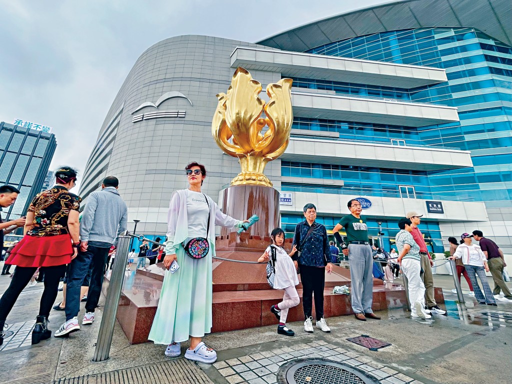 不少內地旅客選擇「錯峰出行」，昨日多個傳統景點人頭湧湧。
