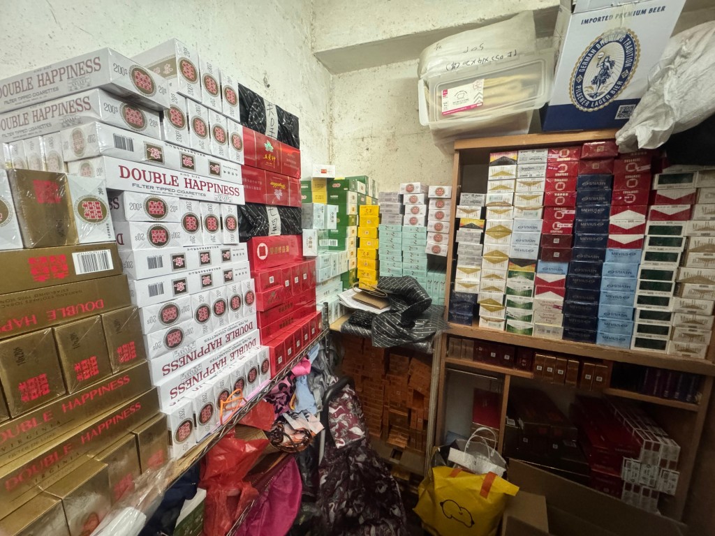 海關檢獲約28萬支懷疑私煙，估計市值約126萬元。