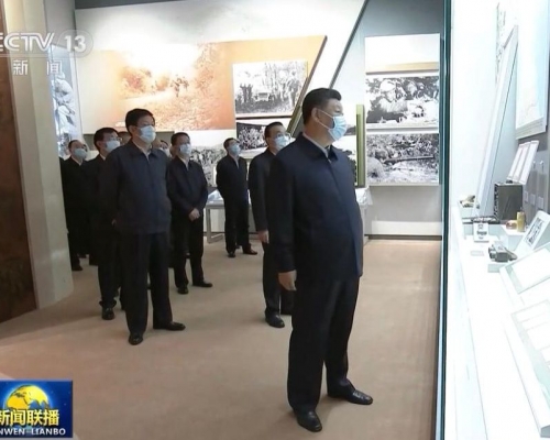 習近平率領七常委參觀展覽。央視截圖