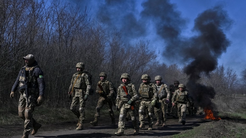 2026年4月5日，烏克蘭第118獨立機械化旅的新兵在扎波羅熱州靠近前線參加首次軍事訓練。 路透社