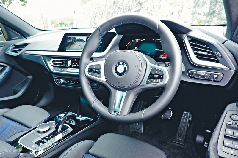 ●軚盘换上M Sport粗身款式，背后设有+/-转波拨片。