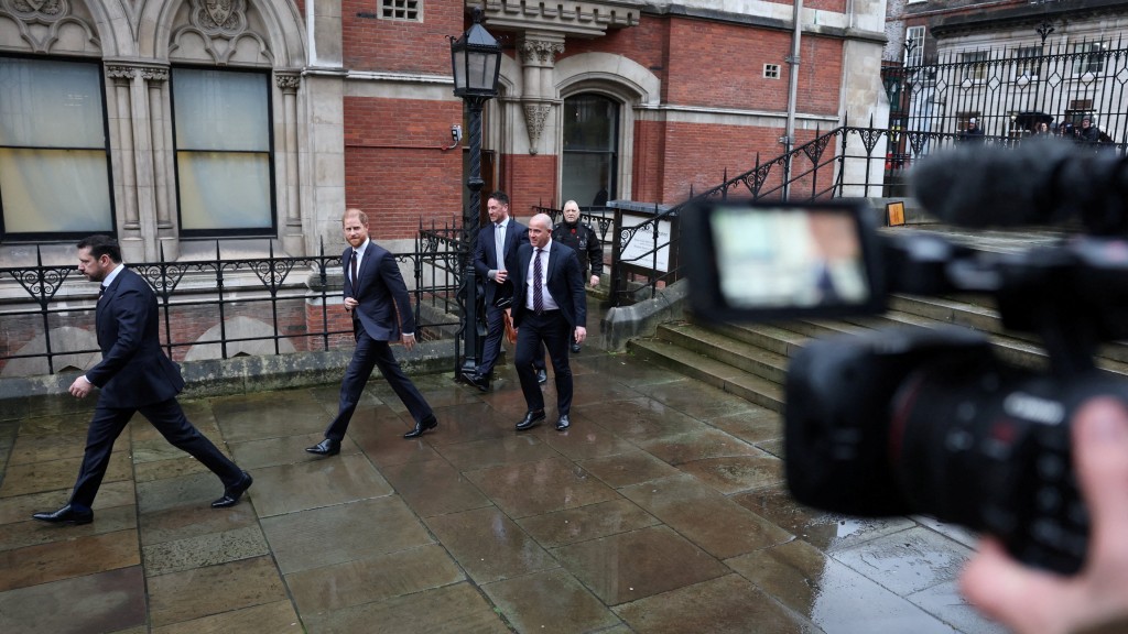 哈里为《每日邮报》侵犯私隐案应讯后离开法庭。 路透社