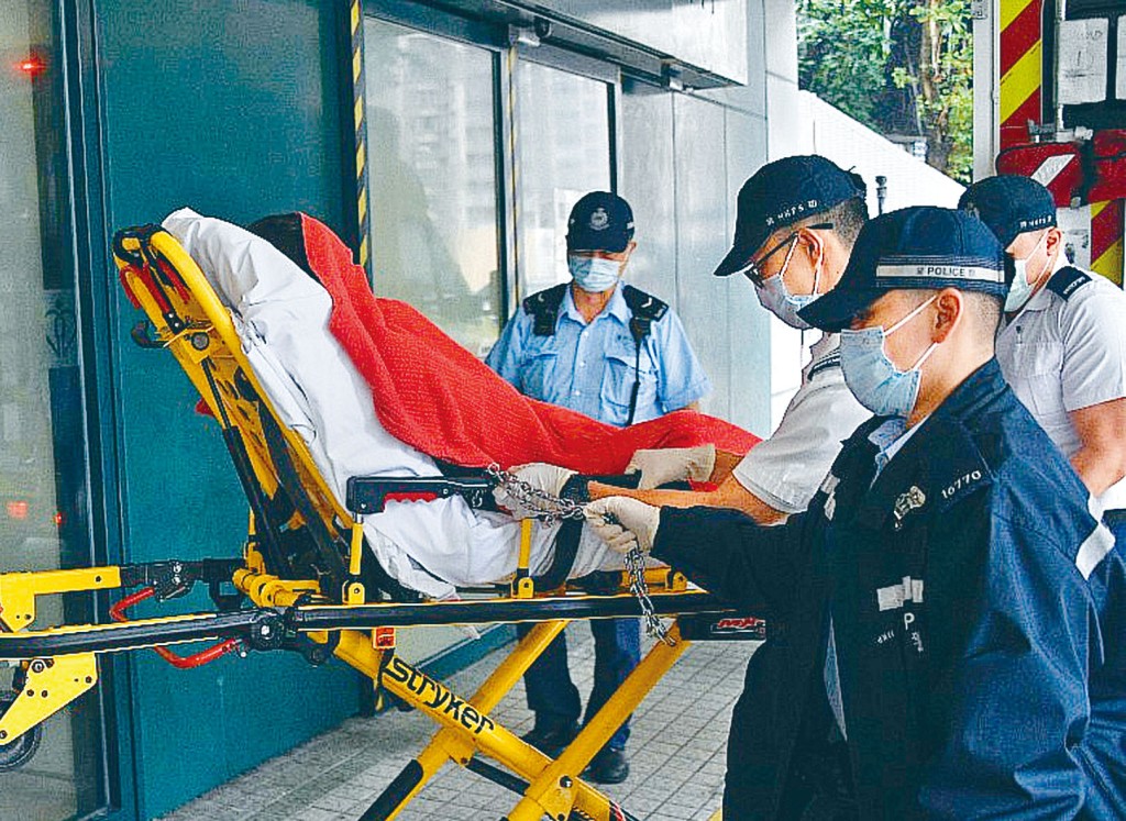 報稱不適印度裔女疑兇送往明愛醫院檢查近7小時後轉送青山醫院治療。小圖為女疑兇。